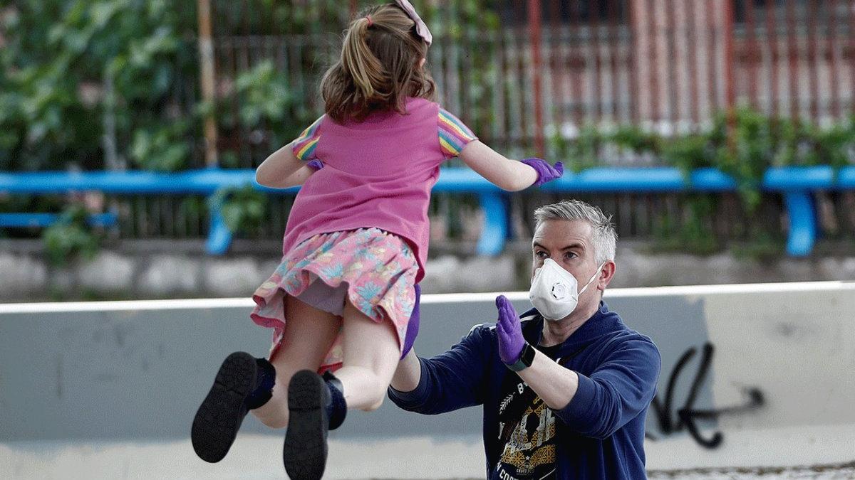 Un hombre juega con su hija en Madrid, el domingo 26 de abril, primer día en que se permite salir a pasear a los menores de 14 años