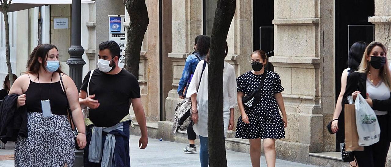 Personas con mascarilla en la calle Paseo de Ourense. |   // FERNANDO CASANOVA