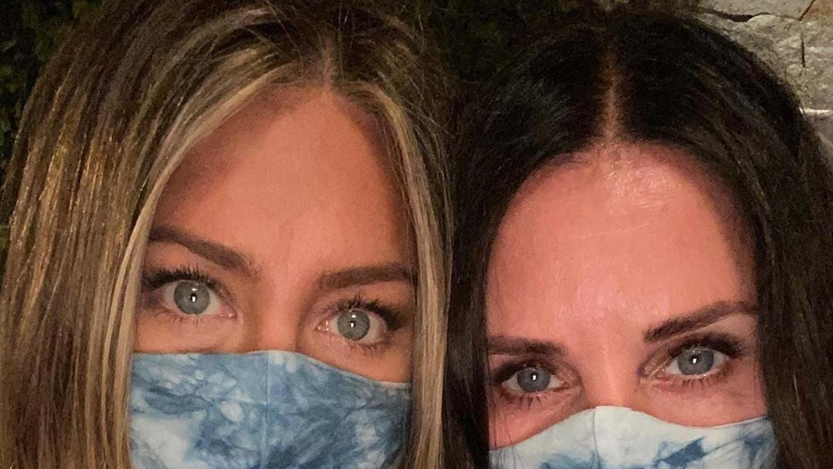 Jennifer Aniston saca todas sus bazas para concienciar sobre el uso de la mascarilla