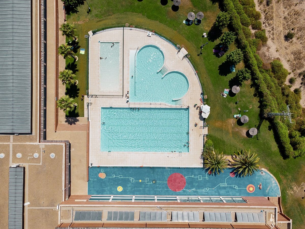 Vista panorámica de las piscinas municipales de La Muela en el centro deportivo