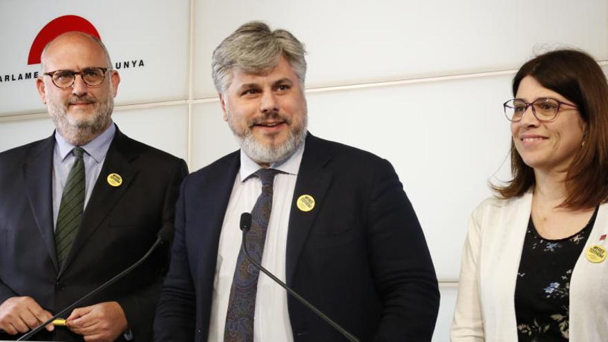 Albert Batet, Eduard Pujol i Gemma Geis, durant una roda de premsa al Parlament