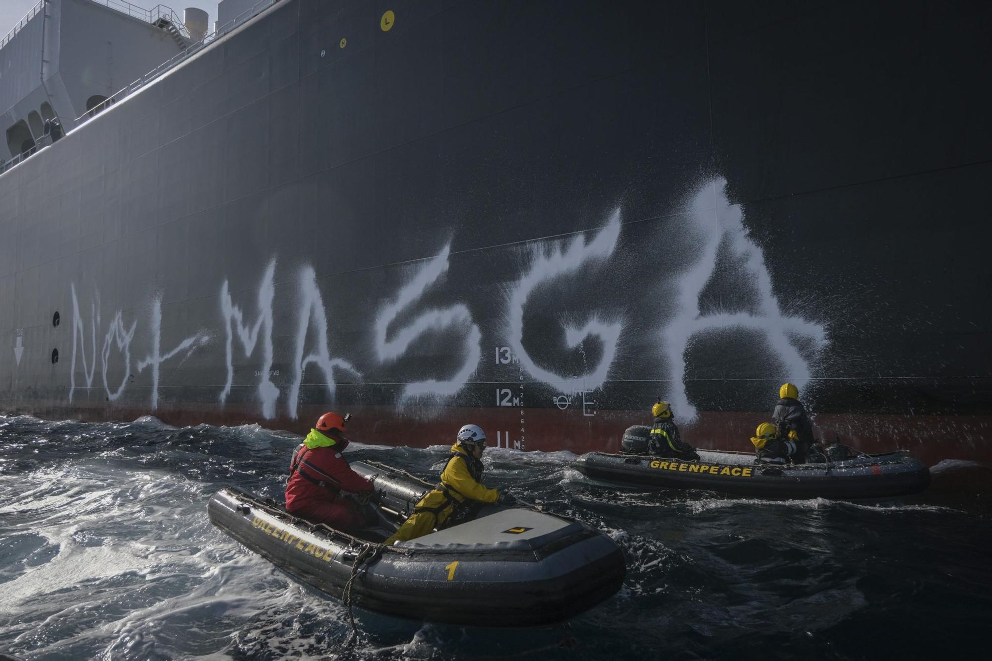 Greenpeace bloquea el acceso al muelle de gas de Sagunt