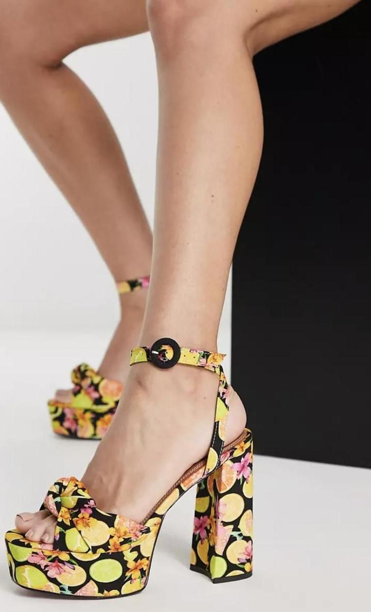 Sandalias de tacón con plataforma, estampado de frutas y detalle anudado Note de ASOS DESIGN