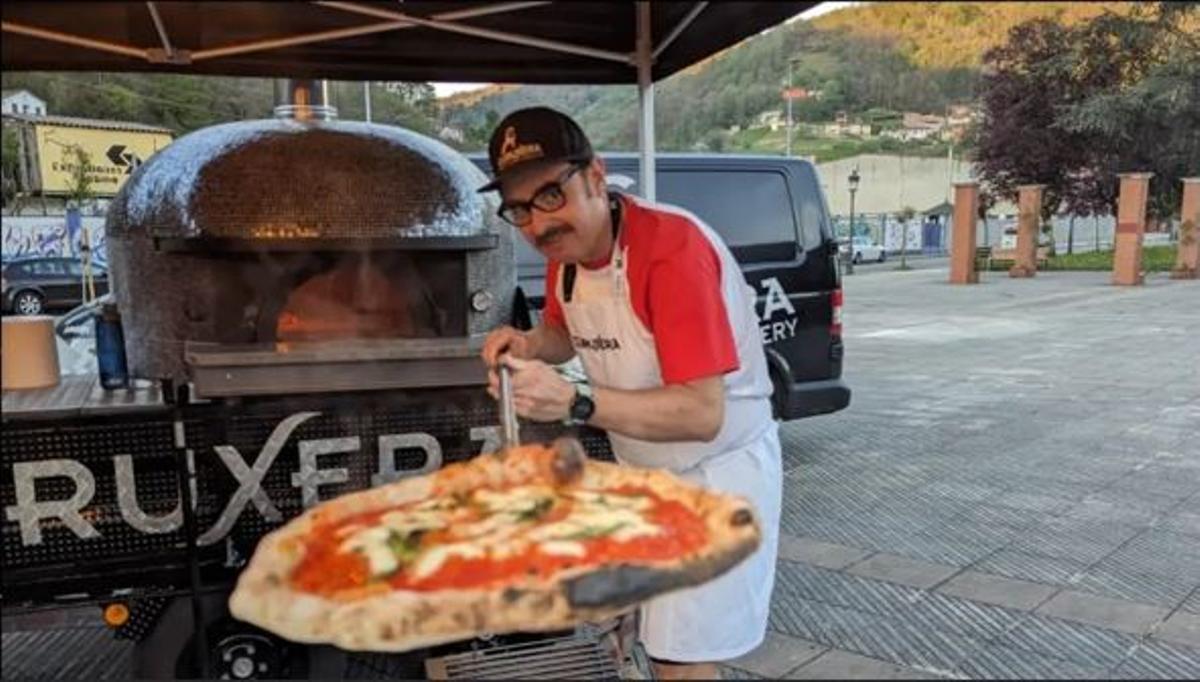 Hugo Suárez y su horno portátil de Curuxera, uno de los "foodtrucks"