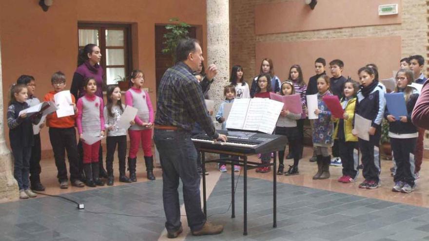 El director toresano Ángel del Palacio dirige un ensayo de las dos formaciones infantiles en Toro.