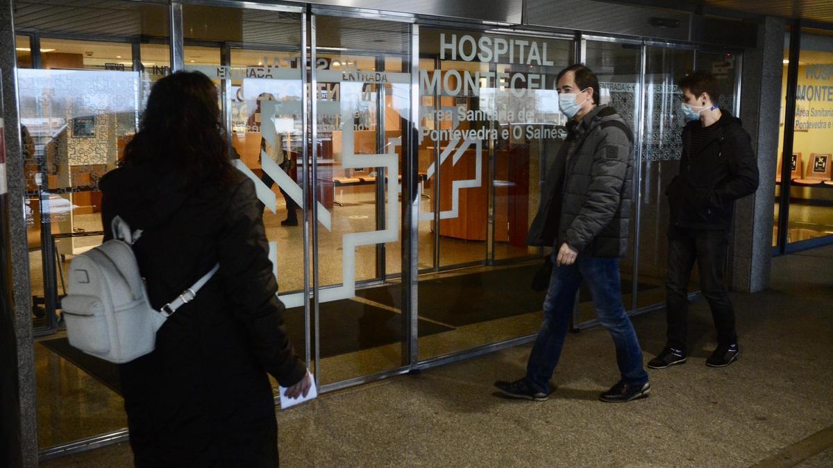 Pacientes a la entrada de Montecelo.