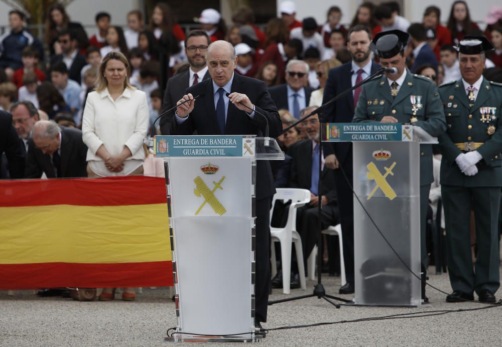 Fernández Díaz asiste a la entrega de la bandera nacional en Acuartelamiento Jaime II