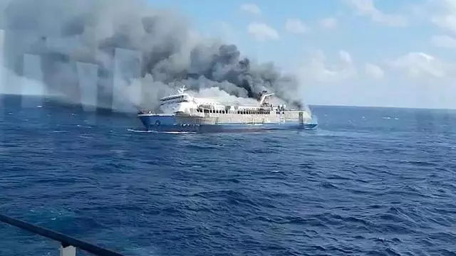 Incendio en un ferry indonesio con 130 personas abordo