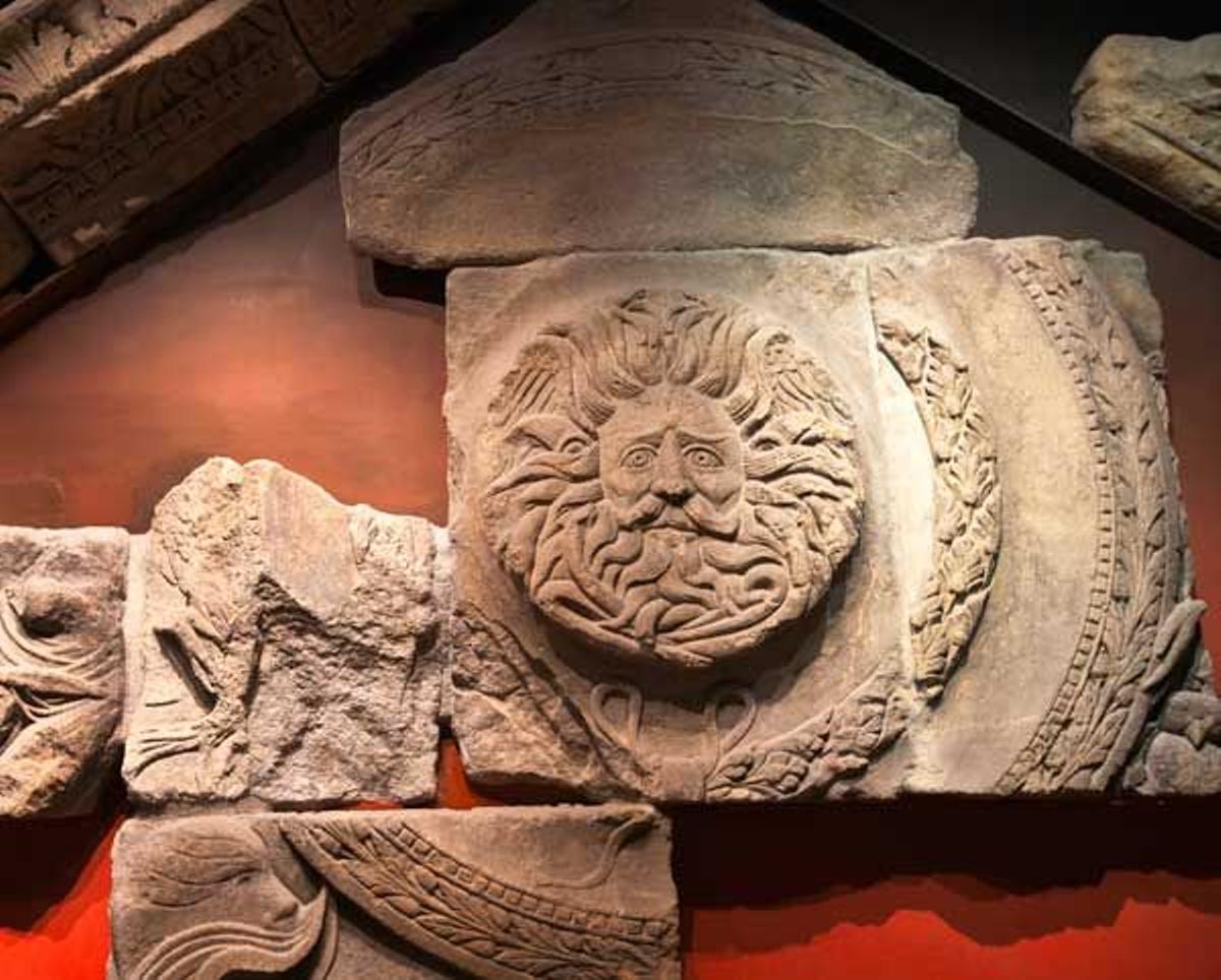 Escultura en relieve de una cabeza de una gorgona