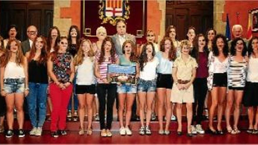 L&#039;equip femení de l&#039;Avinent CA Manresa amb l&#039;alcalde de Manresa, Valentí Junyent