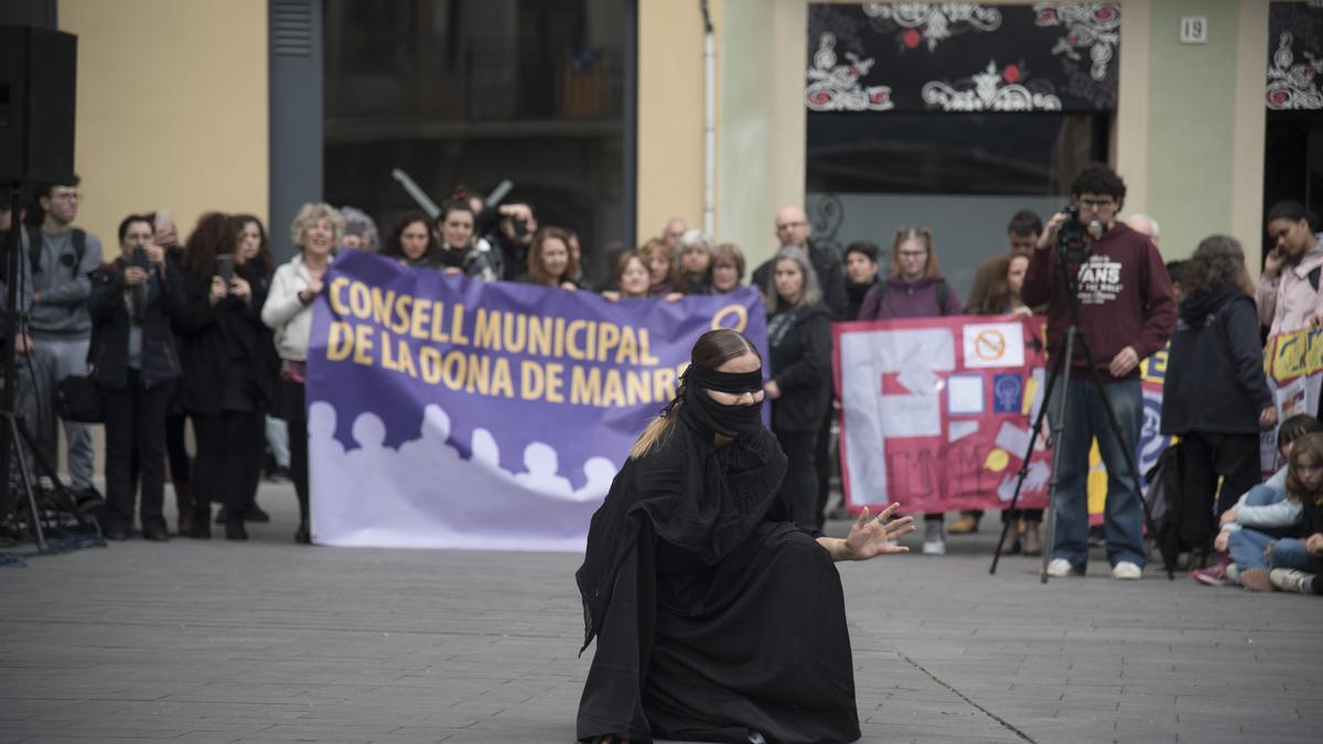 25-N: Mig miler d'estudiants condemnen la violència masclista a Manresa