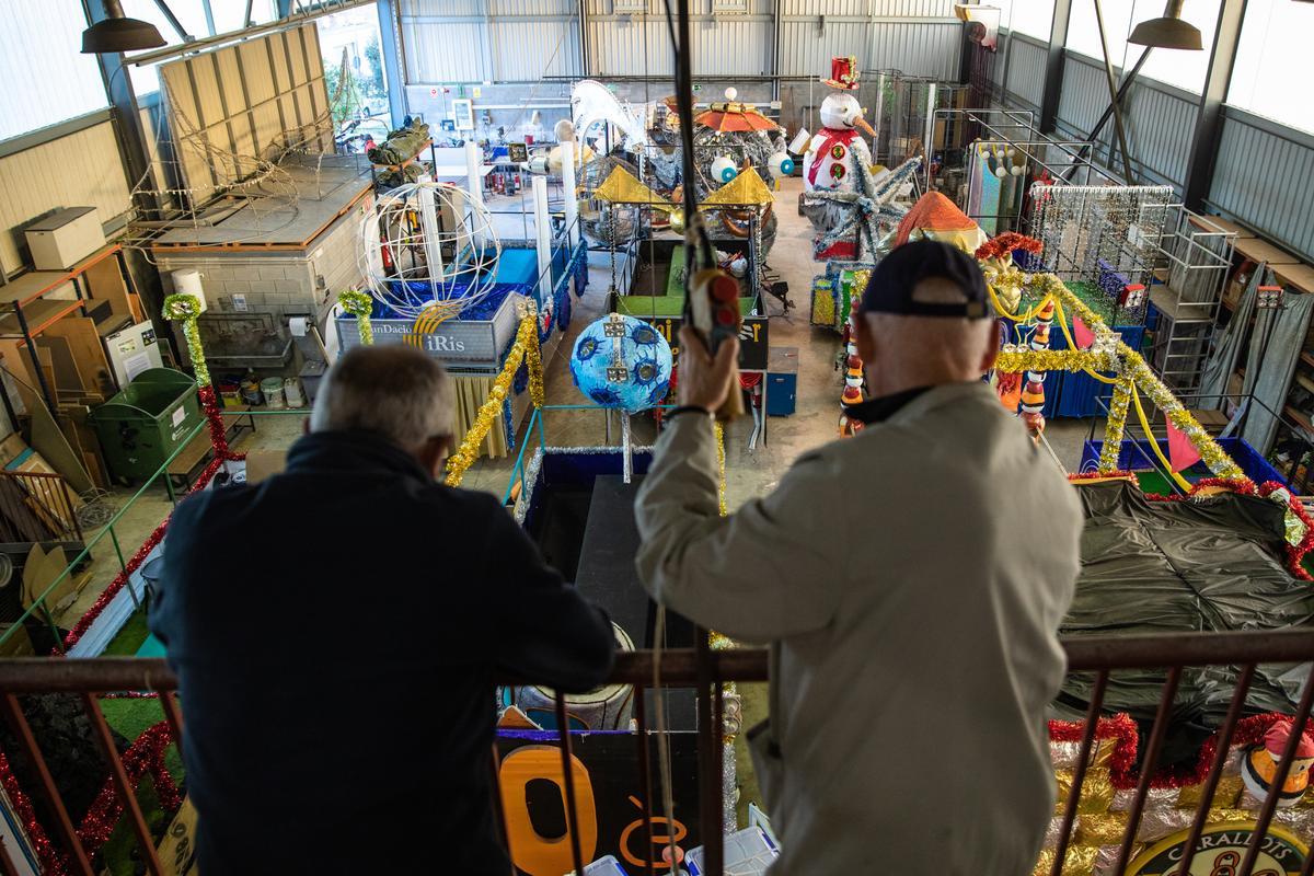 Últimos preparativos de la centenaria cabalgata de reyes en Sant Vicenç dels Horts