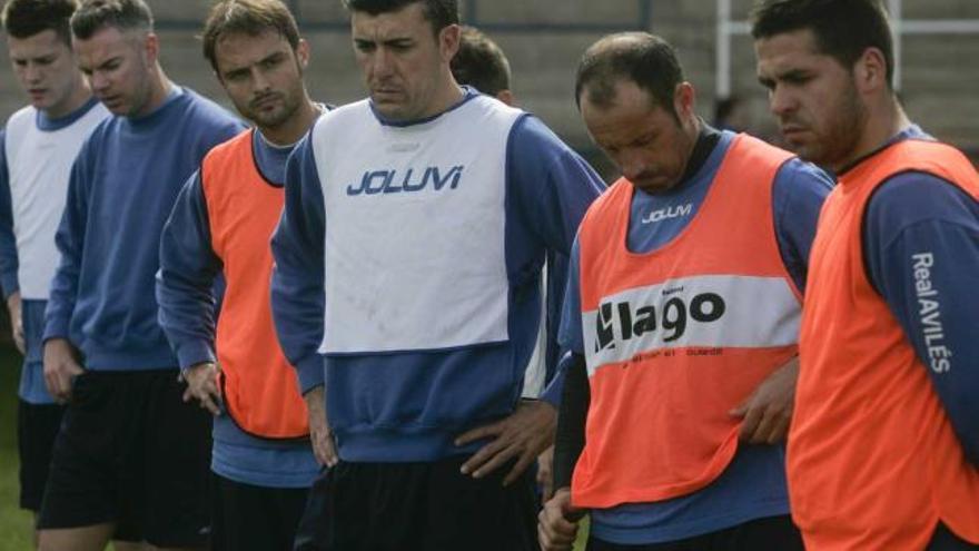 Juan Díaz, en el centro, junto a sus compañeros en la pasada temporada.