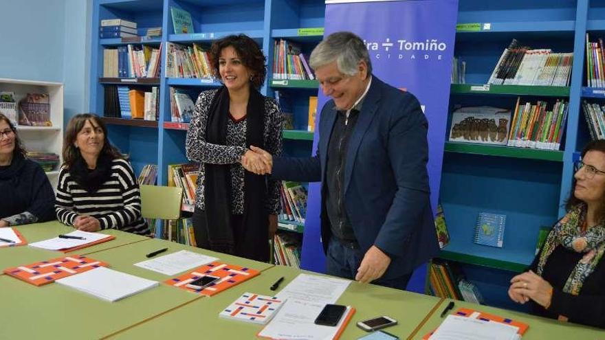 Sandra González y Fernando Nogueira, ayer tras la firma del informe de las valedoras. // DBM