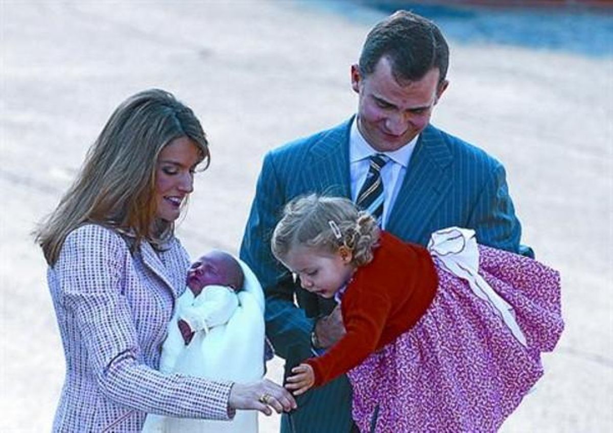 TRES MOMENTS, SET ANYS. A l’esquerra, Felip i Letizia, el dia de la petició de mà, el 6 de novembre del 2003, cinc dies després de conèixer-se la seva relació. A dalt, el casament, celebrat el 22 de maig del 2004, ia sota, la família amb Sofia, acabada de néixer, el maig del 2007. TRES MOMENTS, SET ANYS. A l’esquerra, Felip i Letizia, el dia de la petició de mà, el 6 de novembre del 2003, cinc dies després de conèixer-se la seva relació. A dalt, el casament, celebrat el 22 de maig del 2004, ia sota, la família amb Sofia, acabada de néixer, el maig del 2007.