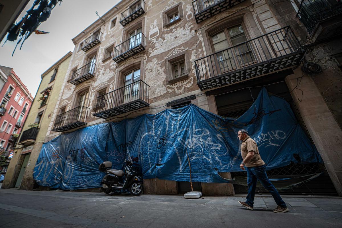 Barcelona, 07/04/2026 Barcelona. Vecinos afectados por una promoción de vivienda pública en el Raval esperan desde principios de año para acceder al piso que el Ayuntamiento de Barcelona les ha adjudicado. Tras nuevos retrasos, no podrán entrar en las viviendas hasta finales de año. En la imagen, otro edificio del ayuntamiento en situación parecida a escasos metros de distancia del primero: Carrer Botella. Palabras clave: Raval, vivienda pública, vivienda social, pisos, Ayuntamiento de Barcelona, afectados, retrasos, acceso a la vivienda, crisis de vivienda, promoción pública, vecinos, bloque de pisos, Barcelona. AUTOR: MANU MITRU