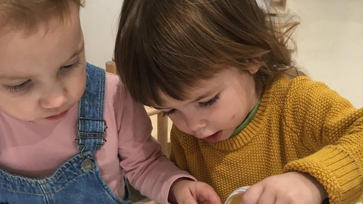 Infants experimentant amb l'aigua