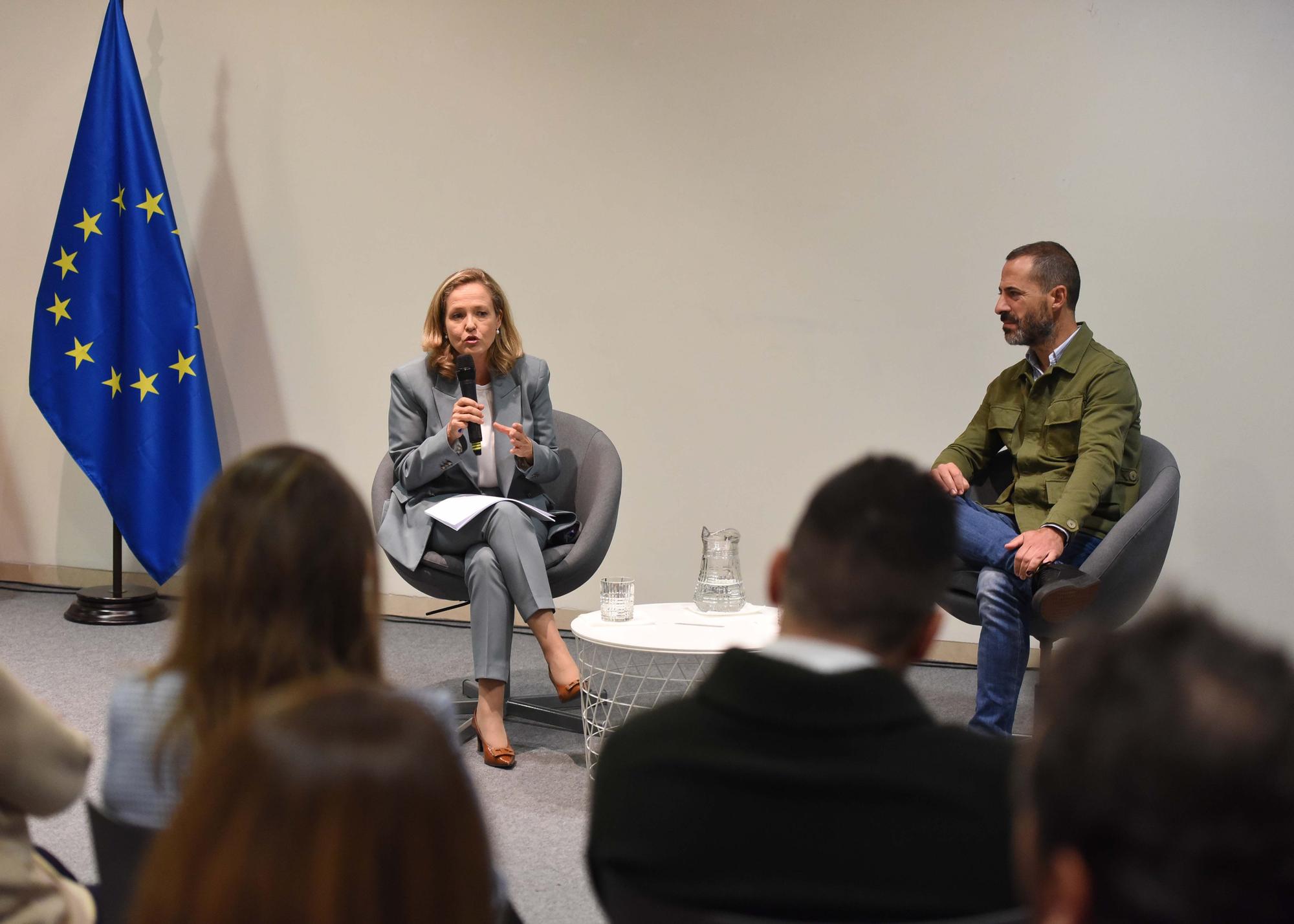 Lacasitos de Siero para la ministra de Economía: un tubo gigante para "reuniones maratonianas y malos momentos"