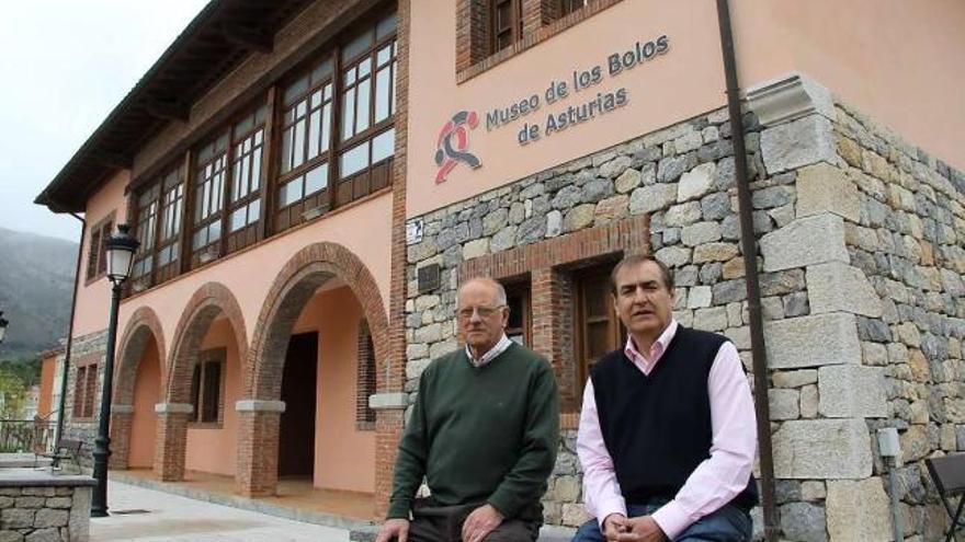 Benito Fernández -izquierda- e Isidro Caballero, ayer, a la entrada del Museo de los Bolos de Asturias, en Panes.