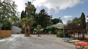 La atracción de caida libre se instalará en esta pequeña plaza y tendrá una altura de 50 metros, que es ligeramente superior al mirador mas alto que se ve al final detrás del árbol, por el centro de la foto.