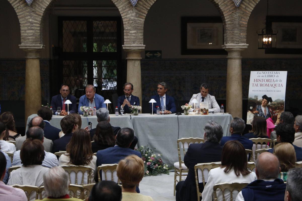Circulo de la amistad , presentación del libro “eso no estaba en mi libro sobre la historia de la tauromaquia “
