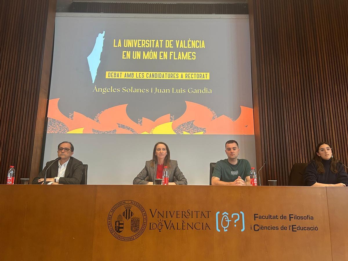 Juan Luis Gandía y Ángeles Solanes antes del inicio del debate en la UV sobre Palestina