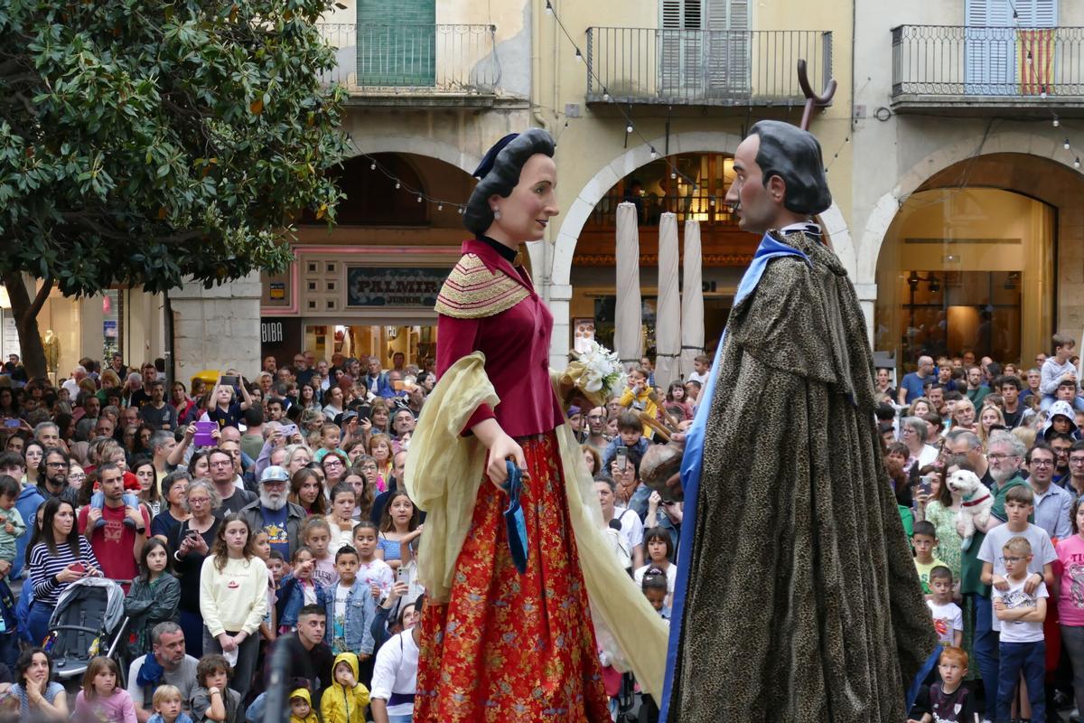 Seguici i ball dels gegants a les fires de Figueres.