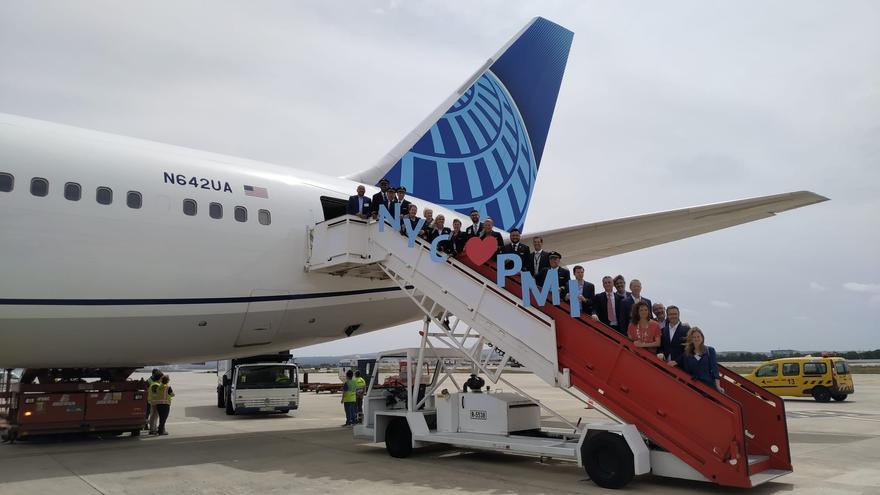 Primer vuelo Nueva York-Palma: los pasajeros han sido agasajados con productos mallorquines a su llegada