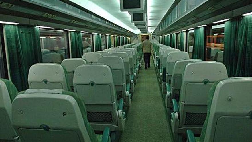 Interior de un tren Intercity que comunica Galicia con Hendaya.