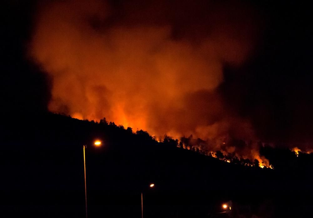 Incendios en Galicia | Un incendio nocturno quema 15 hectáreas en Domaio sobre el puente de Rande