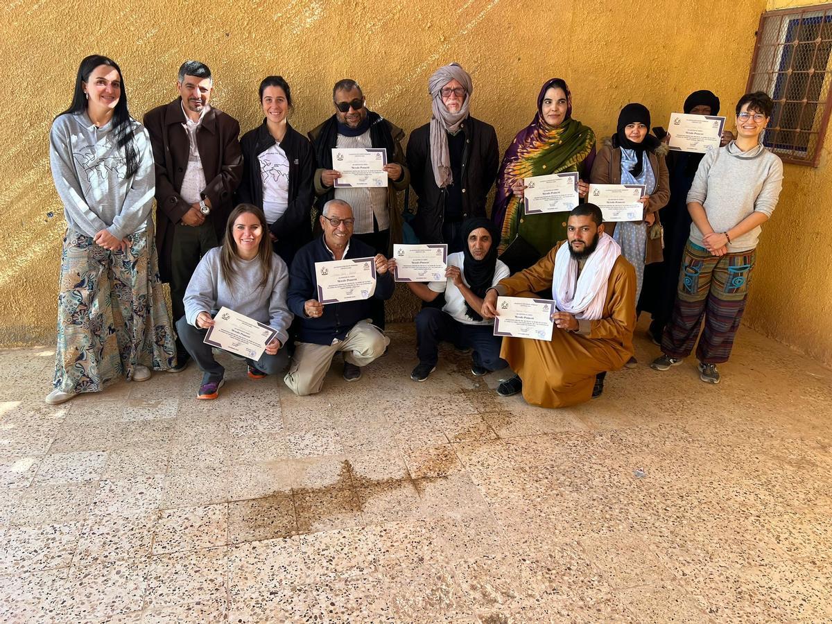 Algunas de las integrantes de Equipo Nómada durante una entrega de diplomas por su ayuda a refugiados saharauis.