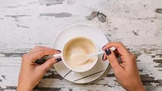 Los expertos en protocolo coinciden: "Agitamos el café, pero nunca circular, siempre marcando las seis en punto"