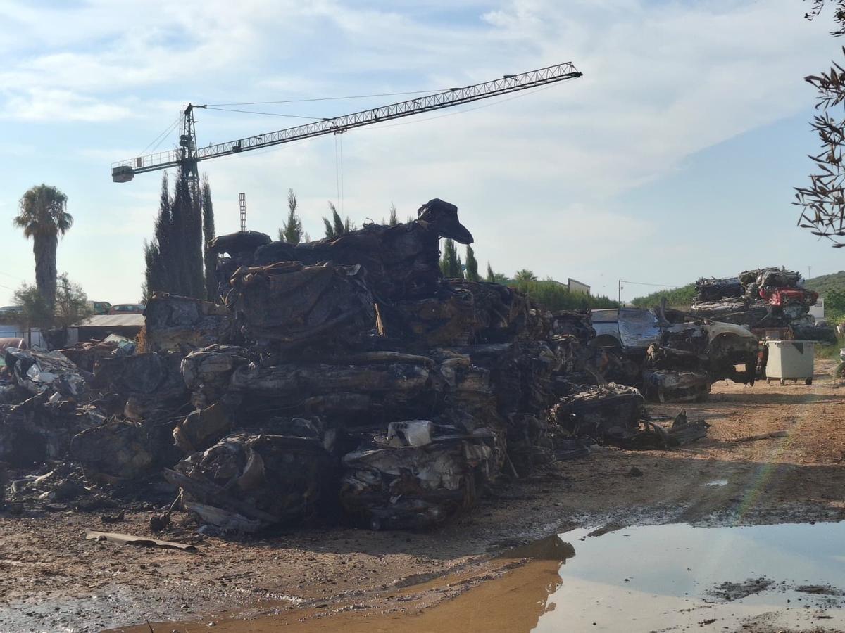Las imágenes de la destrucción del fuego: así ha quedado la zona del desguace de El Verger devorada por el incendio