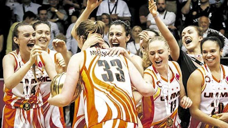 Alba Torrens abraza en el podio a su compañera Emma Meesseman, nombrada mejor jugadora de la final, tras proclamarse campeonas.