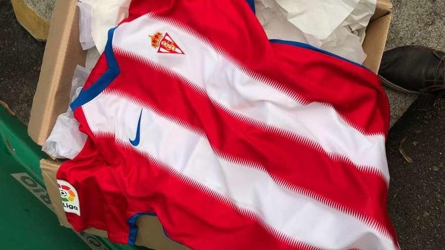 La nueva camiseta del Sporting, en la imagen tomada ayer junto a El Molinón por un aficionado.