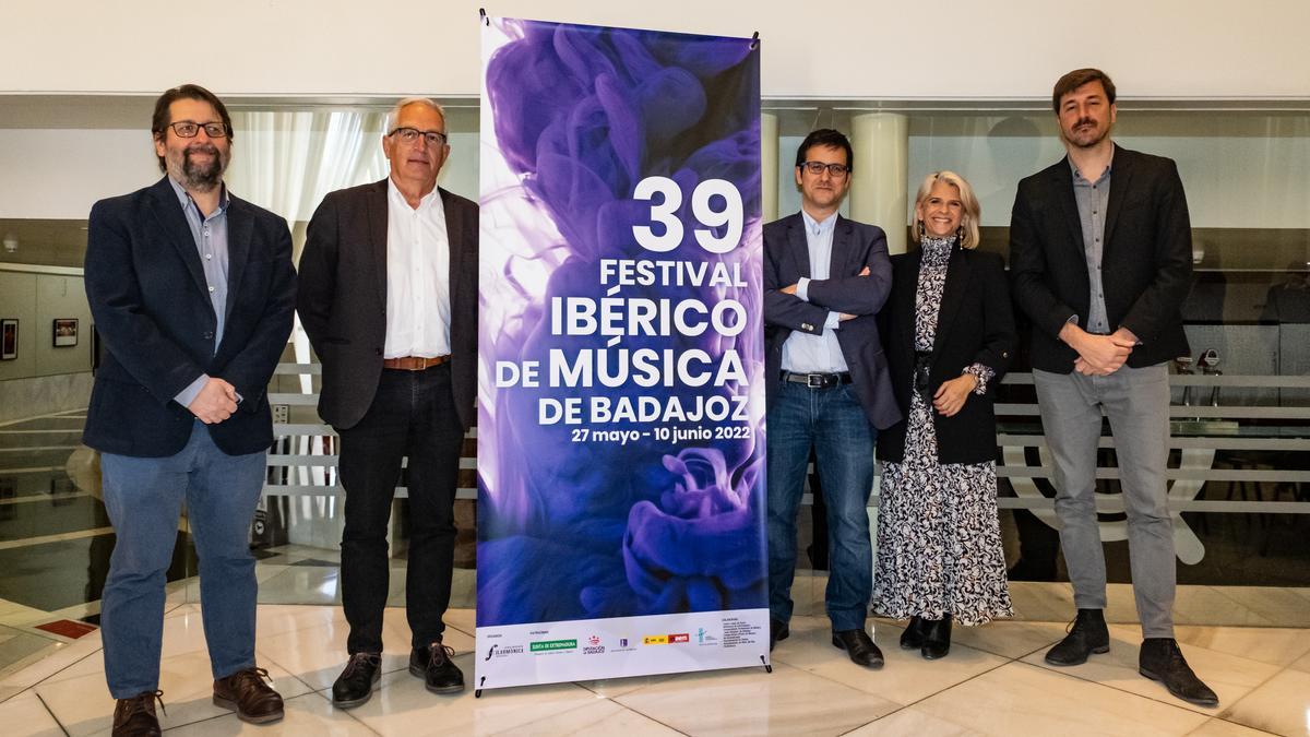 Asistentes a la presentación del 39 Festival Ibérico de Música de Badajoz, ayer, en el teatro López de Ayala.