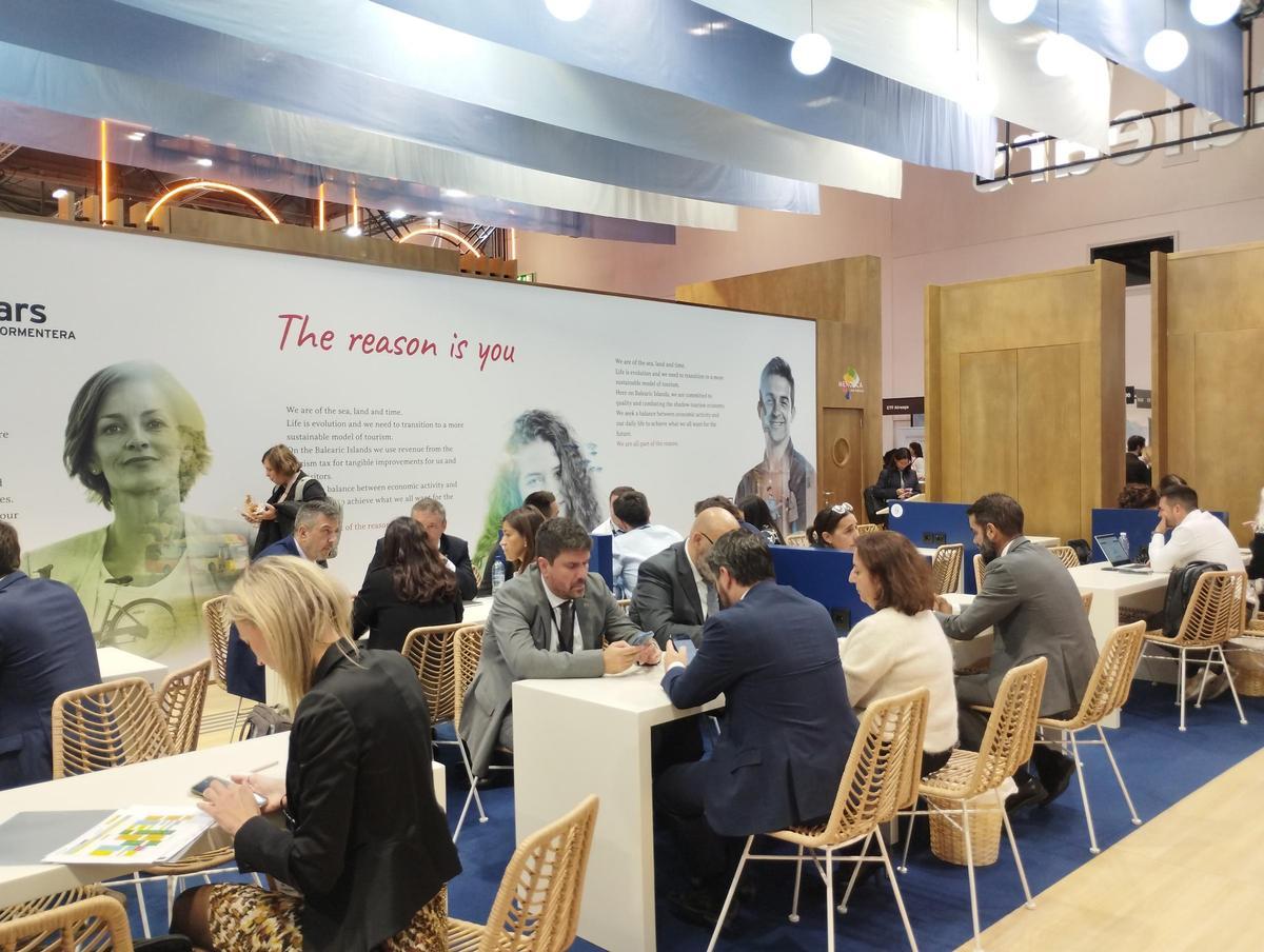 Las mesas del estand de Baleares, con lleno completo en la primera jornada de la feria turística de Londres.