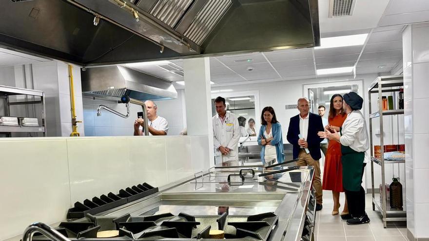 El Hospital Morales Meseguer estrena una cocina de 700m2 de la que saldrán cada día 280 menús