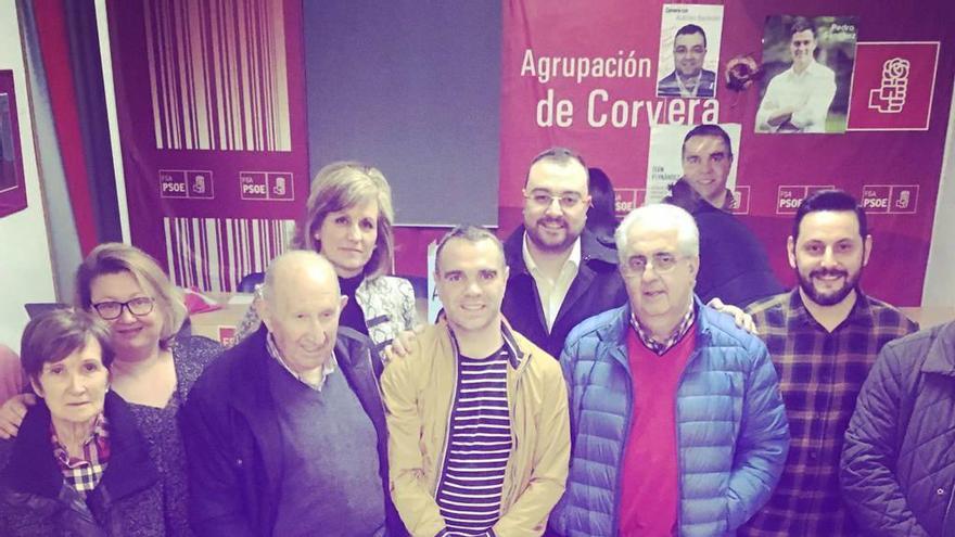 Adrián Barbón e Iván Fernández, con miembros de la lista, ayer, en la sede del PSOE, en la calle Jovellanos de Las Vegas.