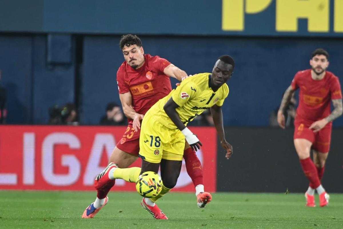 Pape Gueye sufriendo una falta de Ugrinic