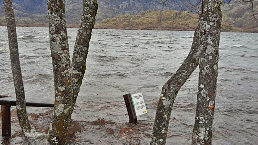 El lago cubre el paseo. | Araceli Saavedra