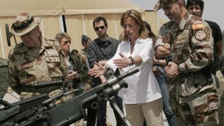 La ministra de Defensa, Carme Chacón, regresó esta madrugada a Madrid en un avión de las Fuerzas Aéreas.