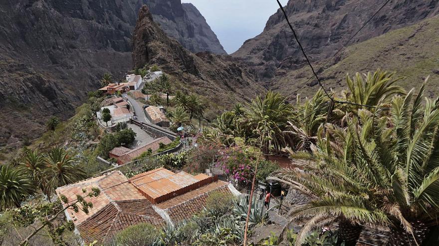 El sendero del barranco de Masca es un importante recurso turístico y económico para el caserío (izq.), pero depende del embarcadero.