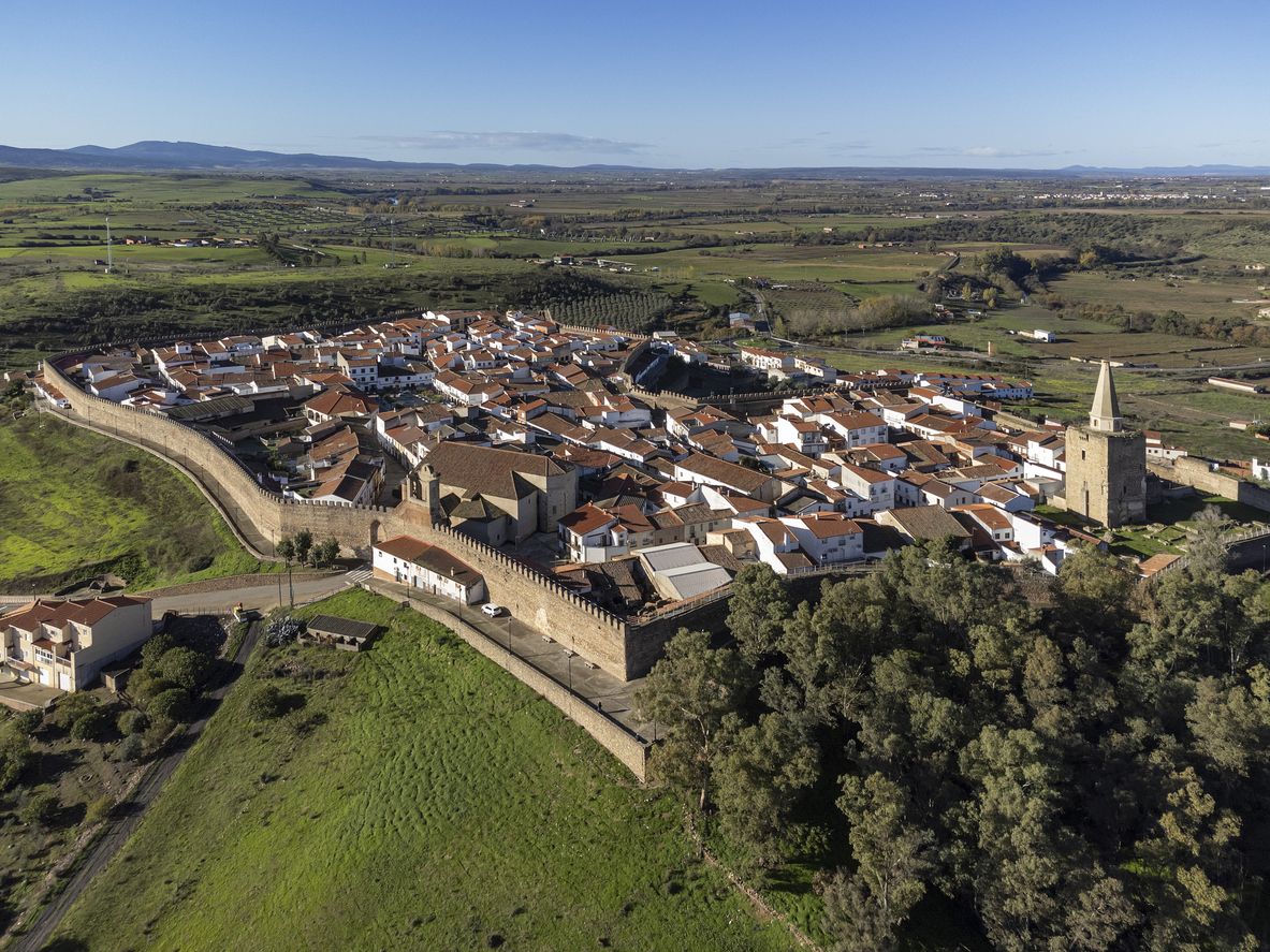 Todo el casco histórico del pueblo está dentro de la muralla almohade.