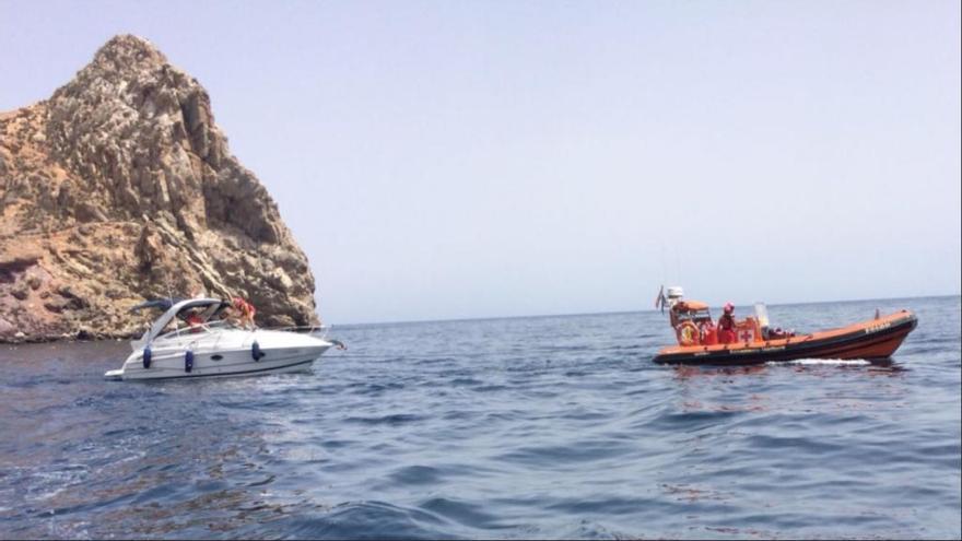 Rescatan un barco averiado frente a la isla del Fraile