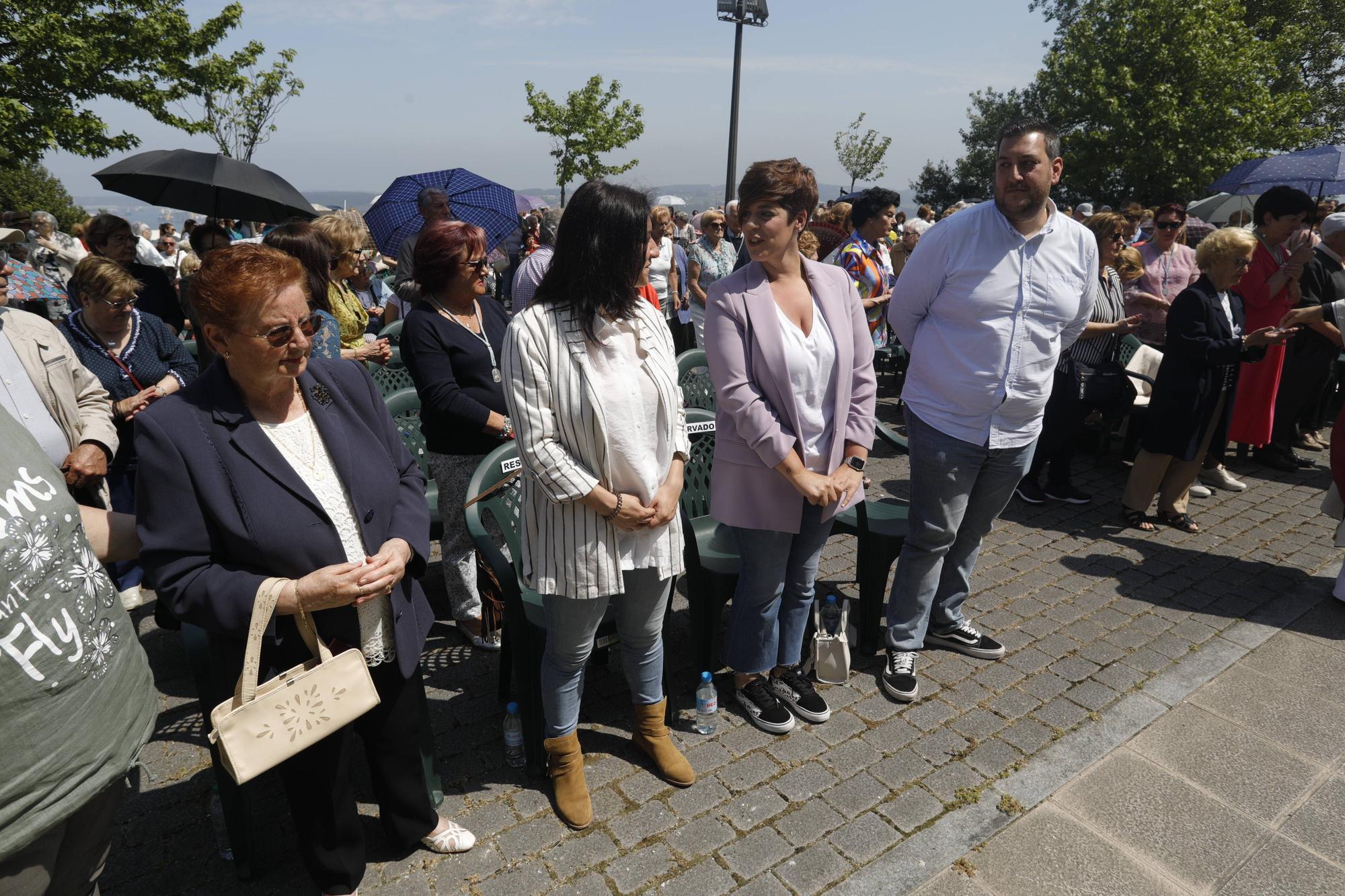 En imágenes: Tradicional rito del beso en la ermita de La Luz de Avilés