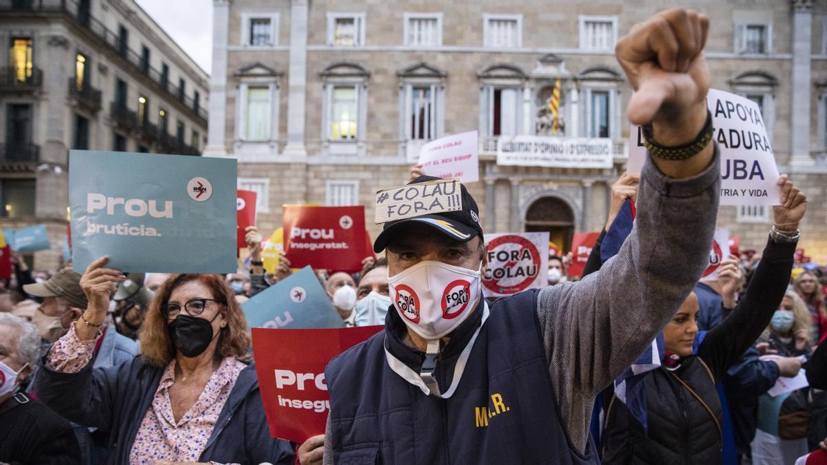 La plataforma ’Barcelona es imparable’ se manifiesta en la Plaça de Sant Jaume.