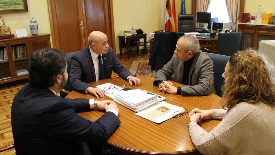 Del Barrio conversa con Garía Bermejo en la Subdelegación.