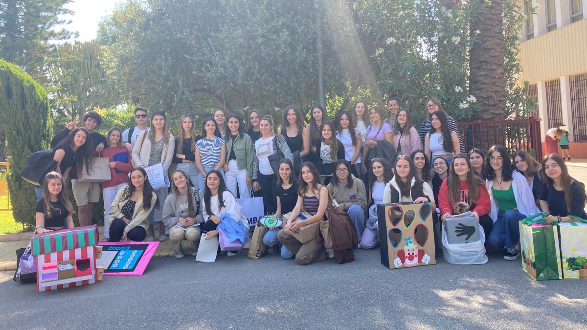 El alumnado de Magisterio Infantil del CEU tras su experiencia en el colegio Salesianos Elche