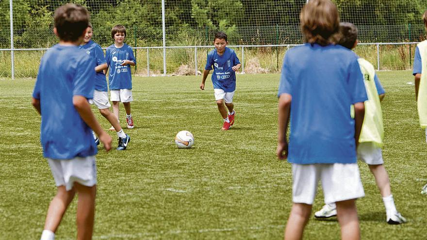 Uno de los entrenamientos del campus del Oviedo que empezó ayer.